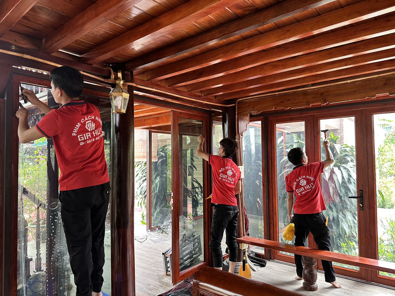 phim cách nhiệt dán bên trong hay bên ngoài