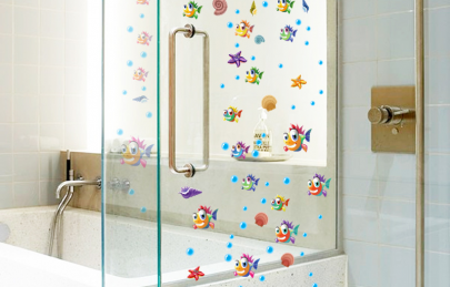 4 Cách dán Decal dán kính phòng tắm vừa thẩm mỹ vừa hiện đại