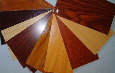 Bí quyết chọn giấy dán kính vân gỗ phù hợp cho từng không gian