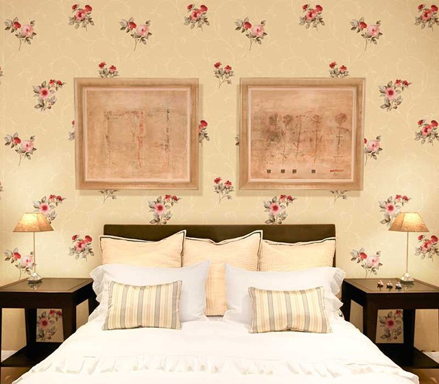 Mẫu giấy dán tường phòng ngủ hồng hoa đỏ