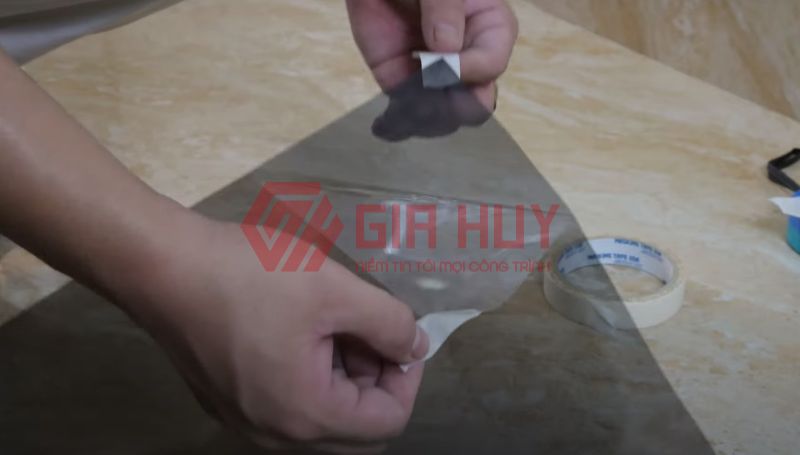 Cách tự dán giấy dán kính tại nhà